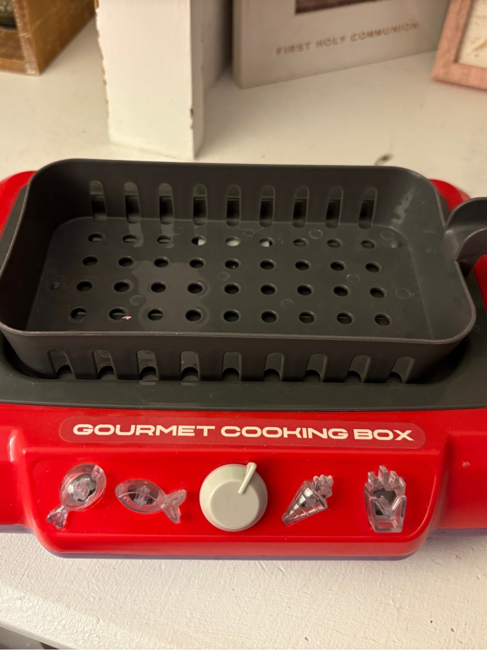 Play sizzling Grill comes with all accessories pictured